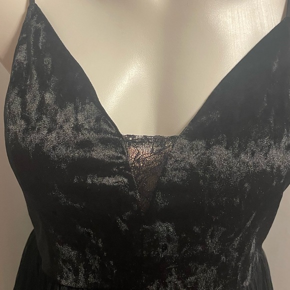 BCBGENERATION Black Elegant Velvet Sleeveless Mini Cocktail Dress - Picture 4 of 8